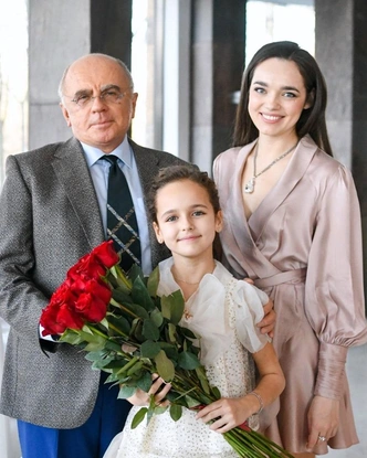«Профессора стареют, а студентки третьего курса — никогда»: чем известен 71-летний экс-ректор СПбГУП Александр Запесоцкий, женившийся на студентке